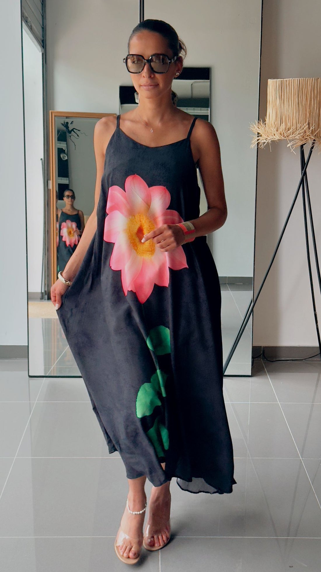 Robe longue noire à bretelles fines avec imprimé fleur géante  - AEL650-310-N - Fenomen Paris