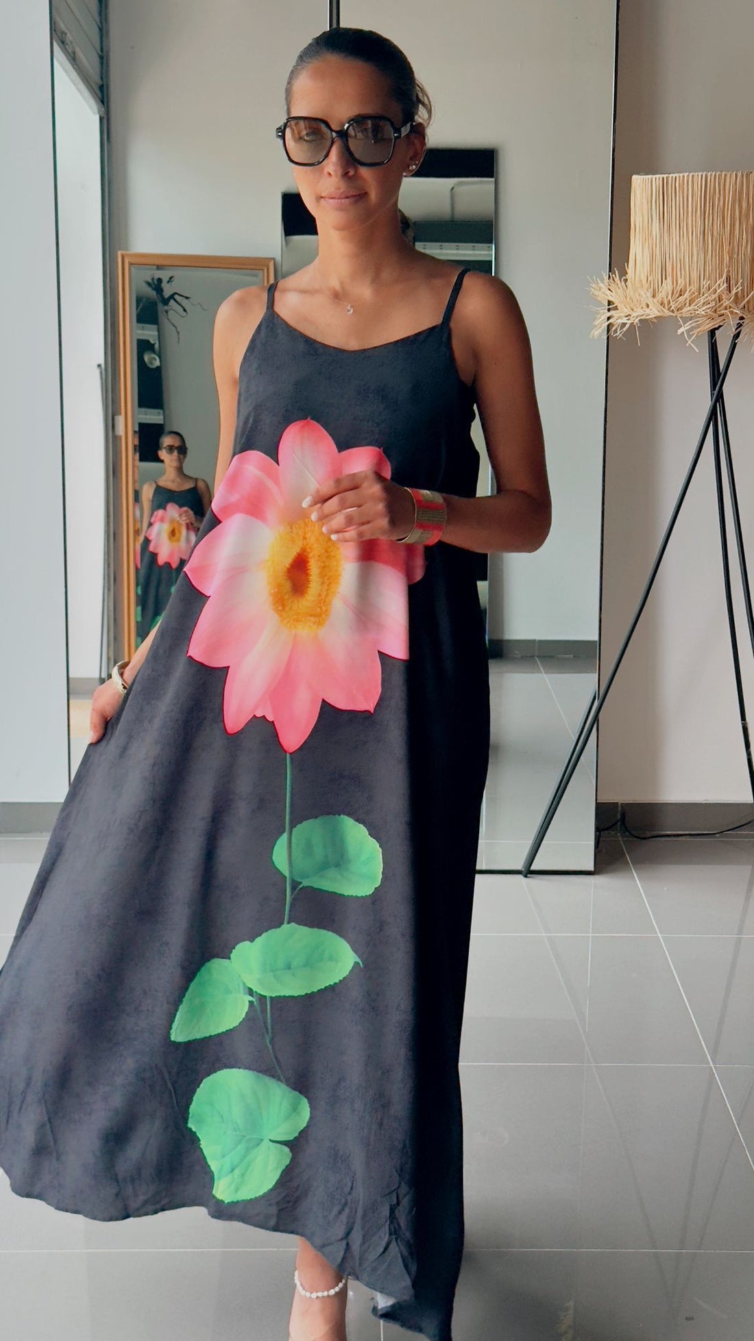 Robe longue noire à bretelles fines avec imprimé fleur géante  - AEL650-310-N - Fenomen Paris