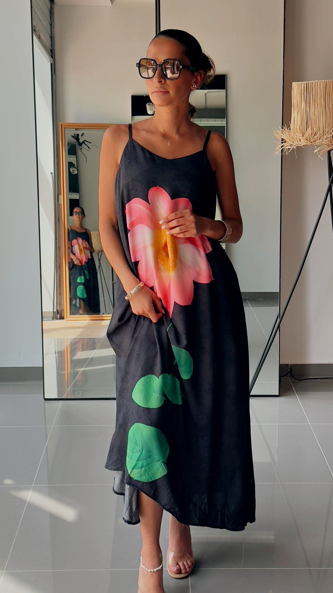 Robe longue noire à bretelles fines avec imprimé fleur géante  - AEL650-310-N - Fenomen Paris