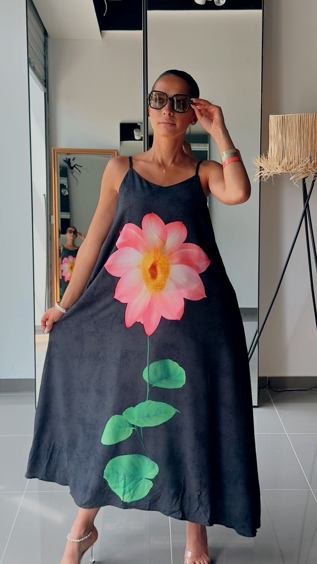 Robe longue noire à bretelles fines avec imprimé fleur géante  - AEL650-310-N - Fenomen Paris