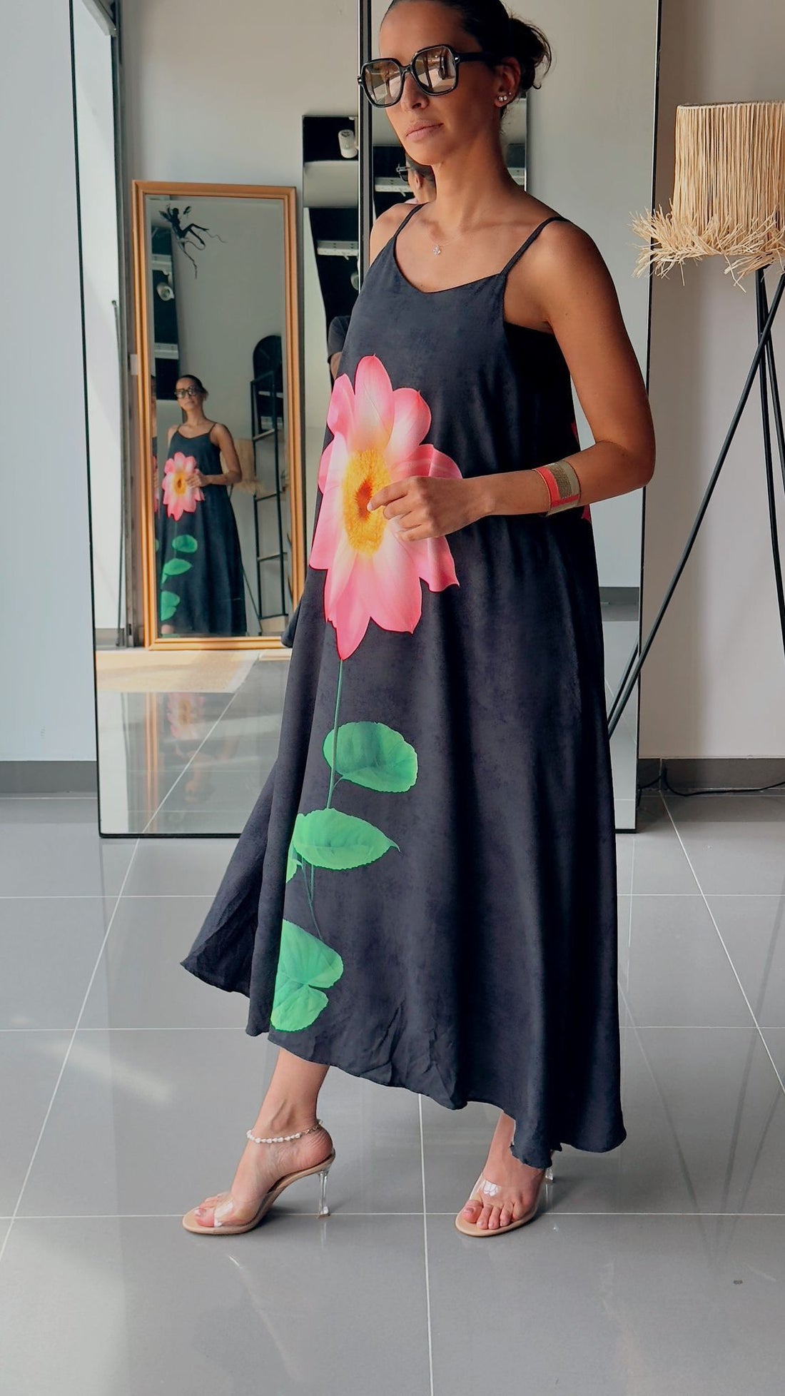 Robe longue noire à bretelles fines avec imprimé fleur géante  - AEL650-310-N - Fenomen Paris