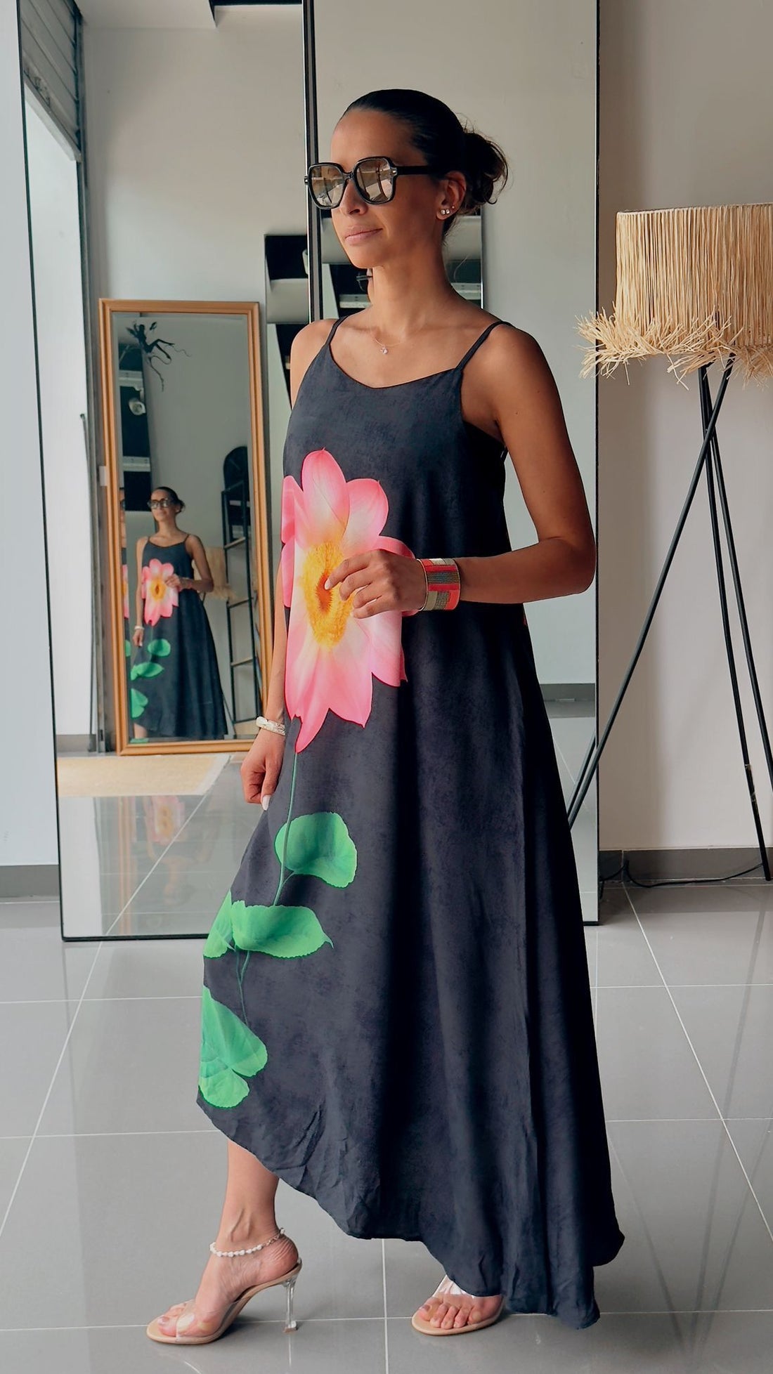 Robe longue noire à bretelles fines avec imprimé fleur géante  - AEL650-310-N - Fenomen Paris