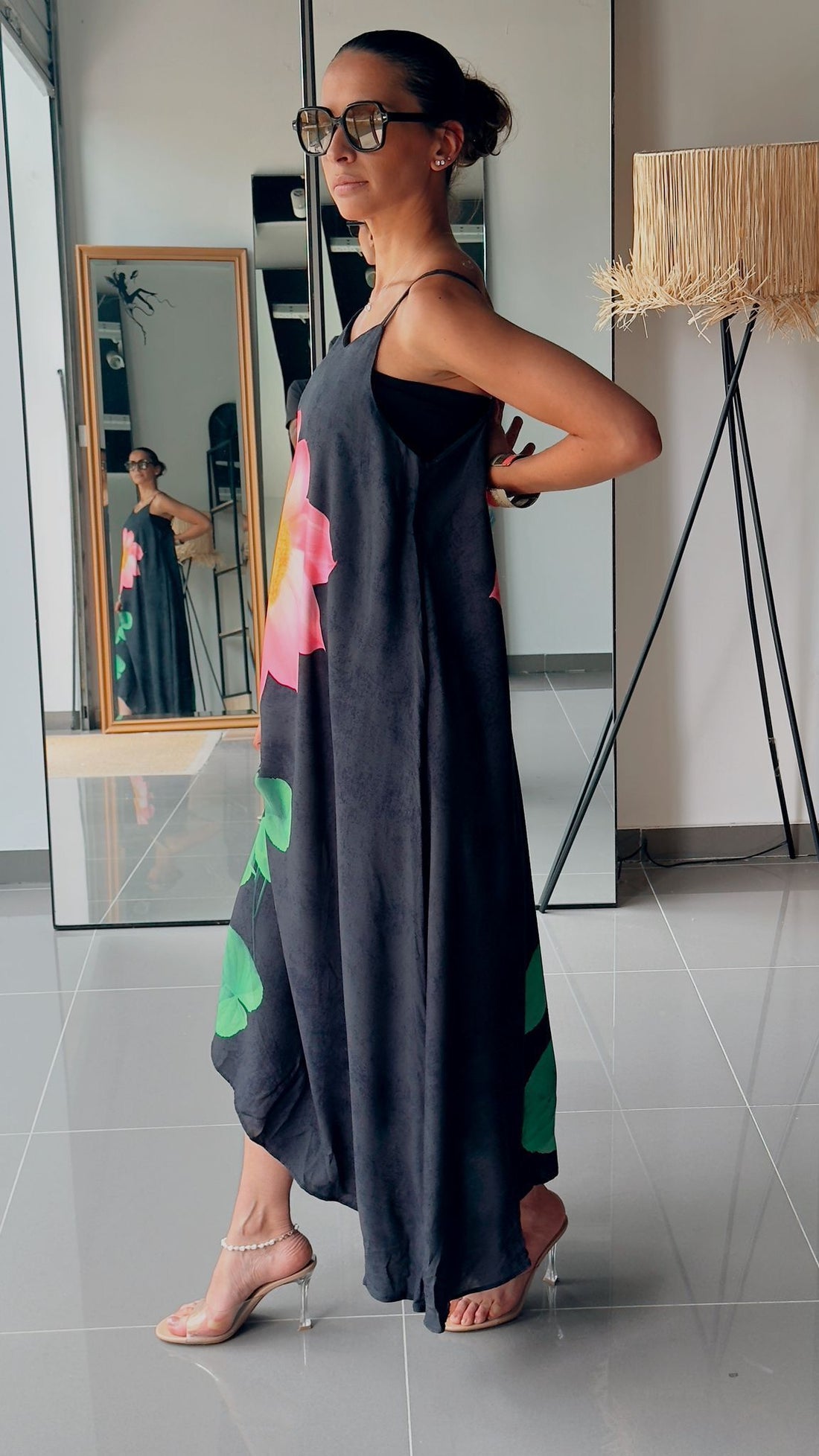 Robe longue noire à bretelles fines avec imprimé fleur géante  - AEL650-310-N - Fenomen Paris