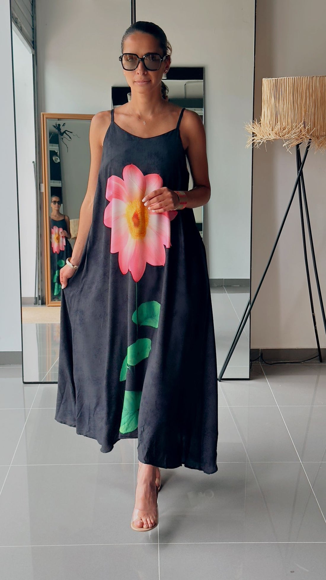 Robe longue noire à bretelles fines avec imprimé fleur géante  - AEL650-310-N - Fenomen Paris