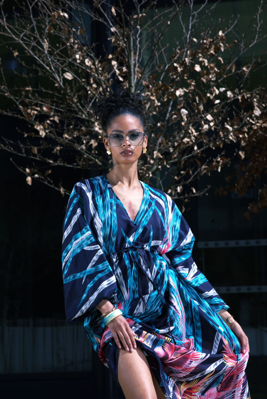 Robe longue kimono à imprimé tropical bleu et corail - AEL001-000-BL - Fenomen Paris