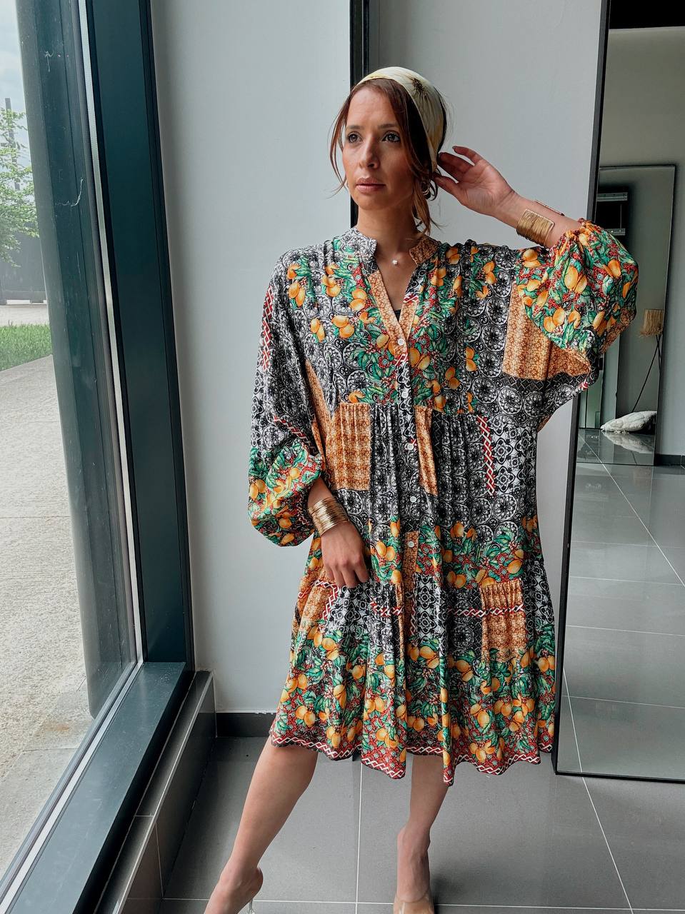 Robe courte imprimé patchwork floral & agrumes – Style bohème chic - Fenomen Paris