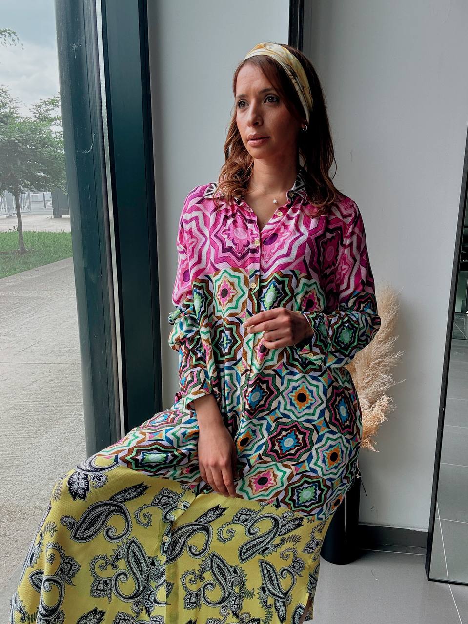 Robe chemise longue imprimé graphique – Style bohème moderne & coloré - Fenomen Paris