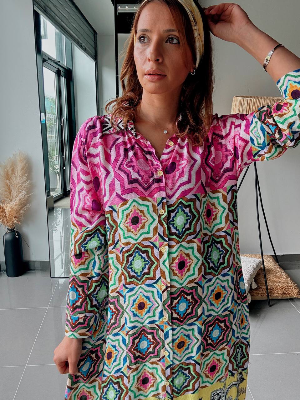 Robe chemise longue imprimé graphique – Style bohème moderne & coloré - Fenomen Paris