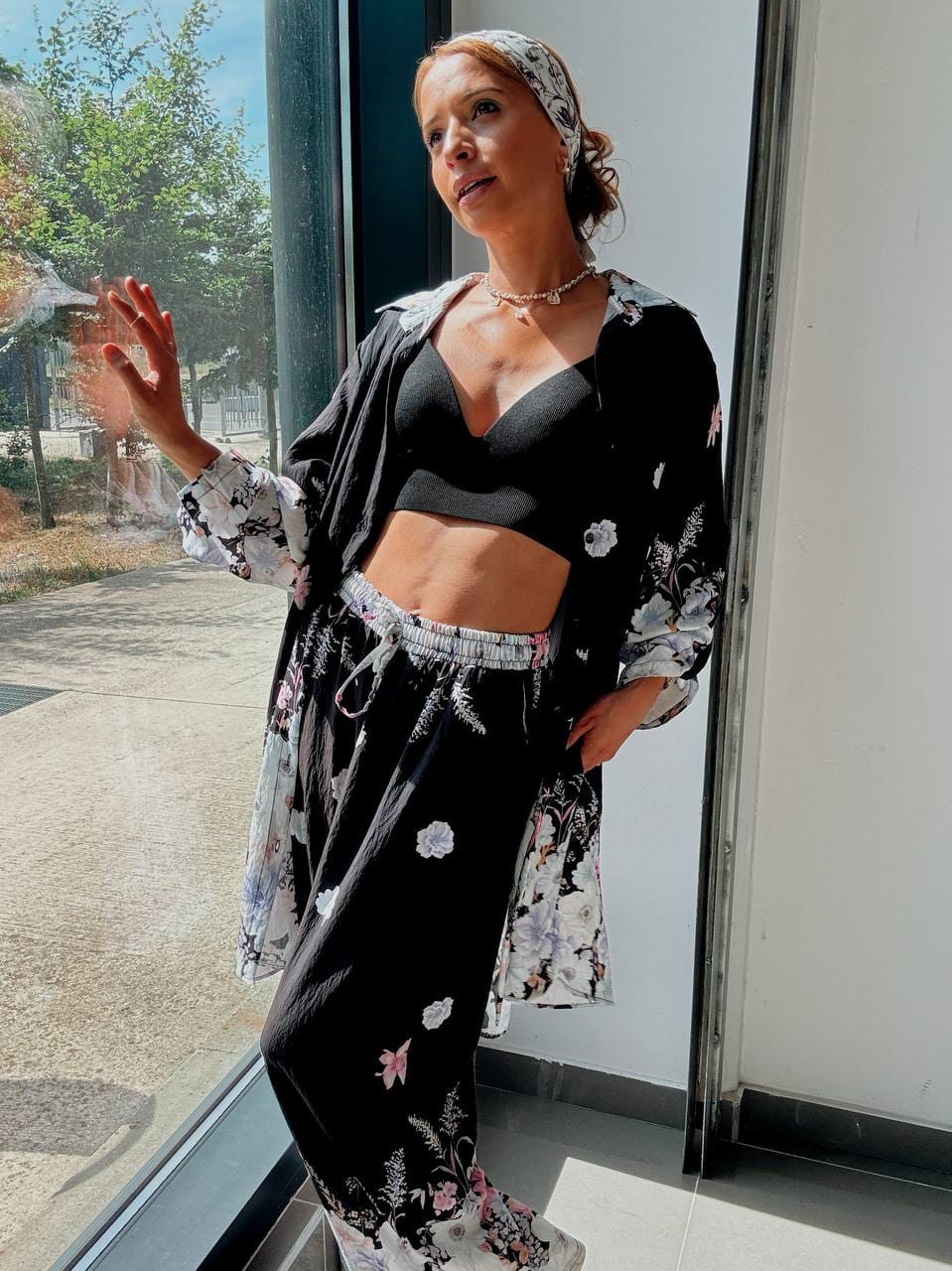 Ensemble Chemise Longue & Pantalon Fluide à Imprimé Floral – Noir