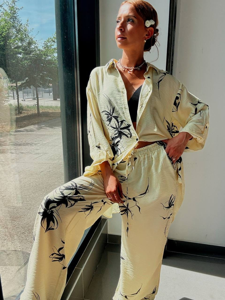 Ensemble Chemise & Pantalon Fluide à Imprimé Floral – Jaune Pastel