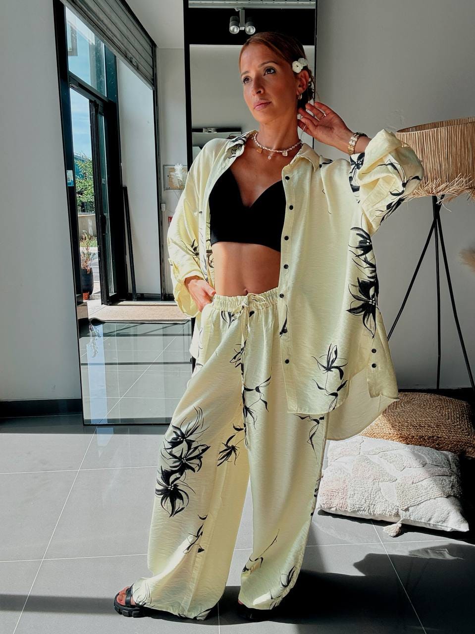 Ensemble Chemise & Pantalon Fluide à Imprimé Floral – Jaune Pastel