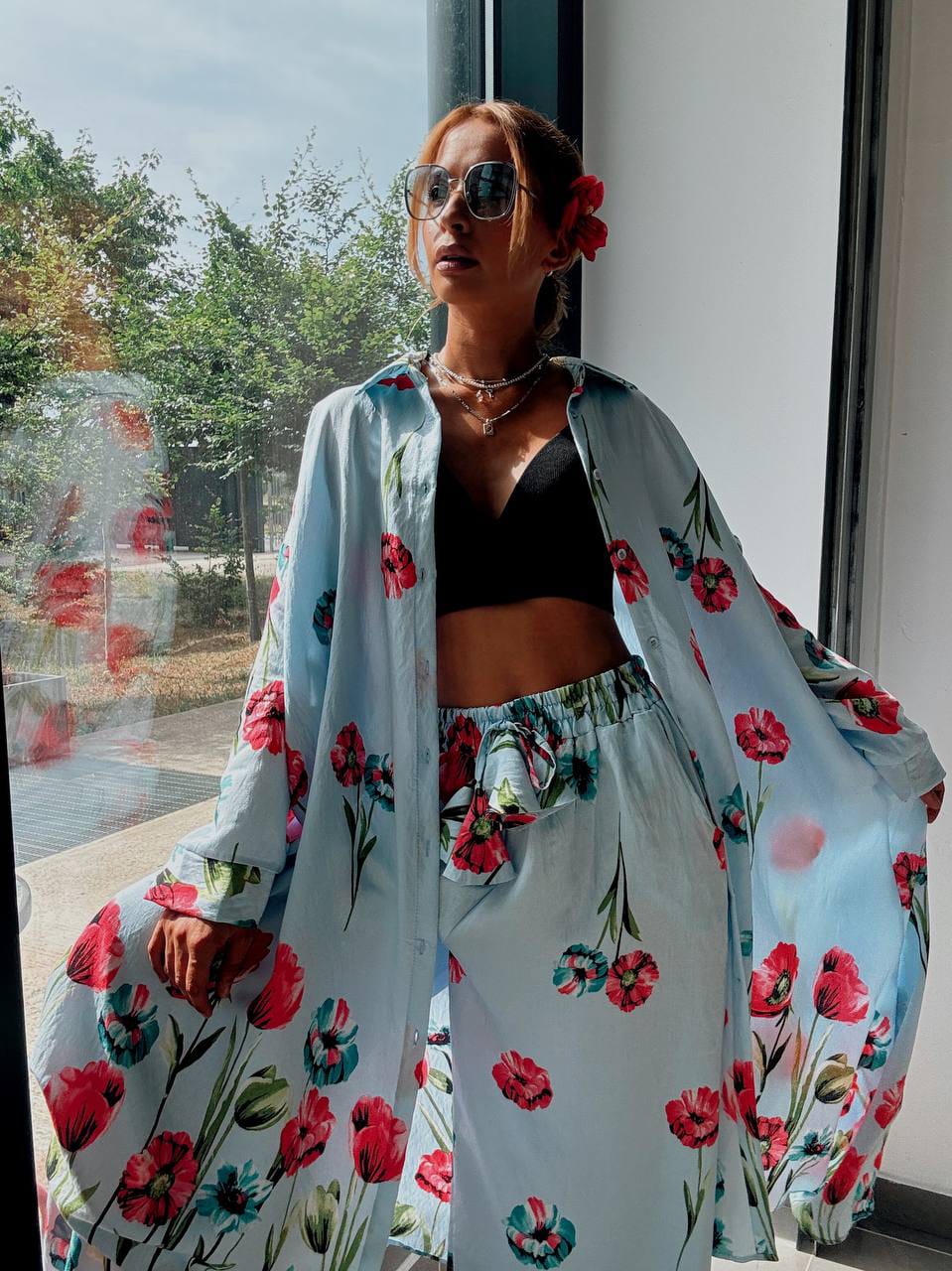 Ensemble Chemise Longue & Pantalon Fluide à Imprimé Coquelicots – Bleu Ciel