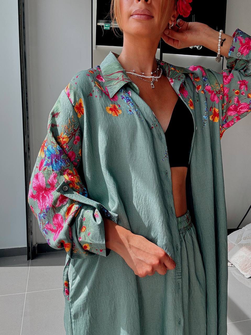 Ensemble Chemise Longue & Pantalon Fleuri Vert Sauge – Élégance Bohème