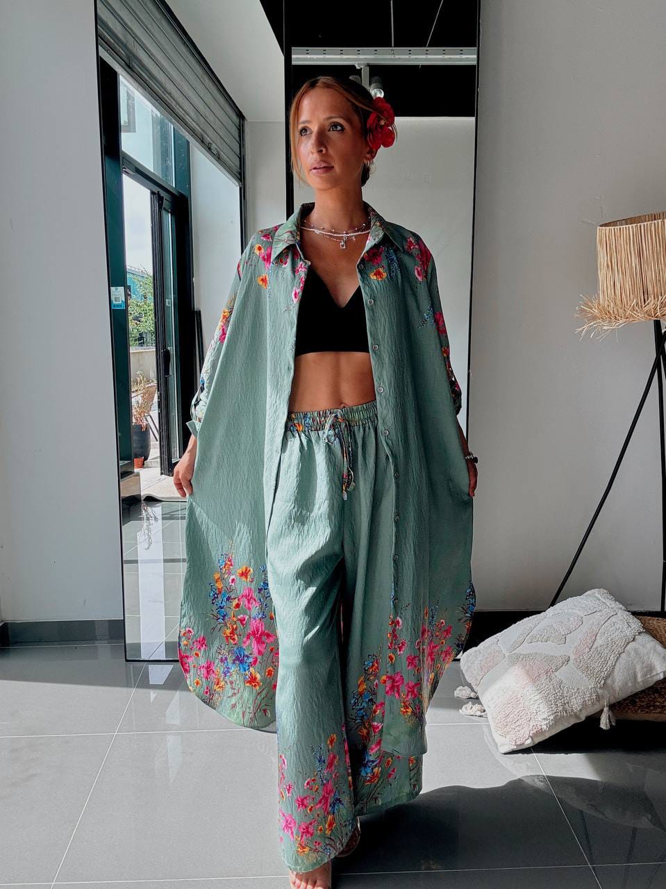 Ensemble Chemise Longue & Pantalon Fleuri Vert Sauge – Élégance Bohème
