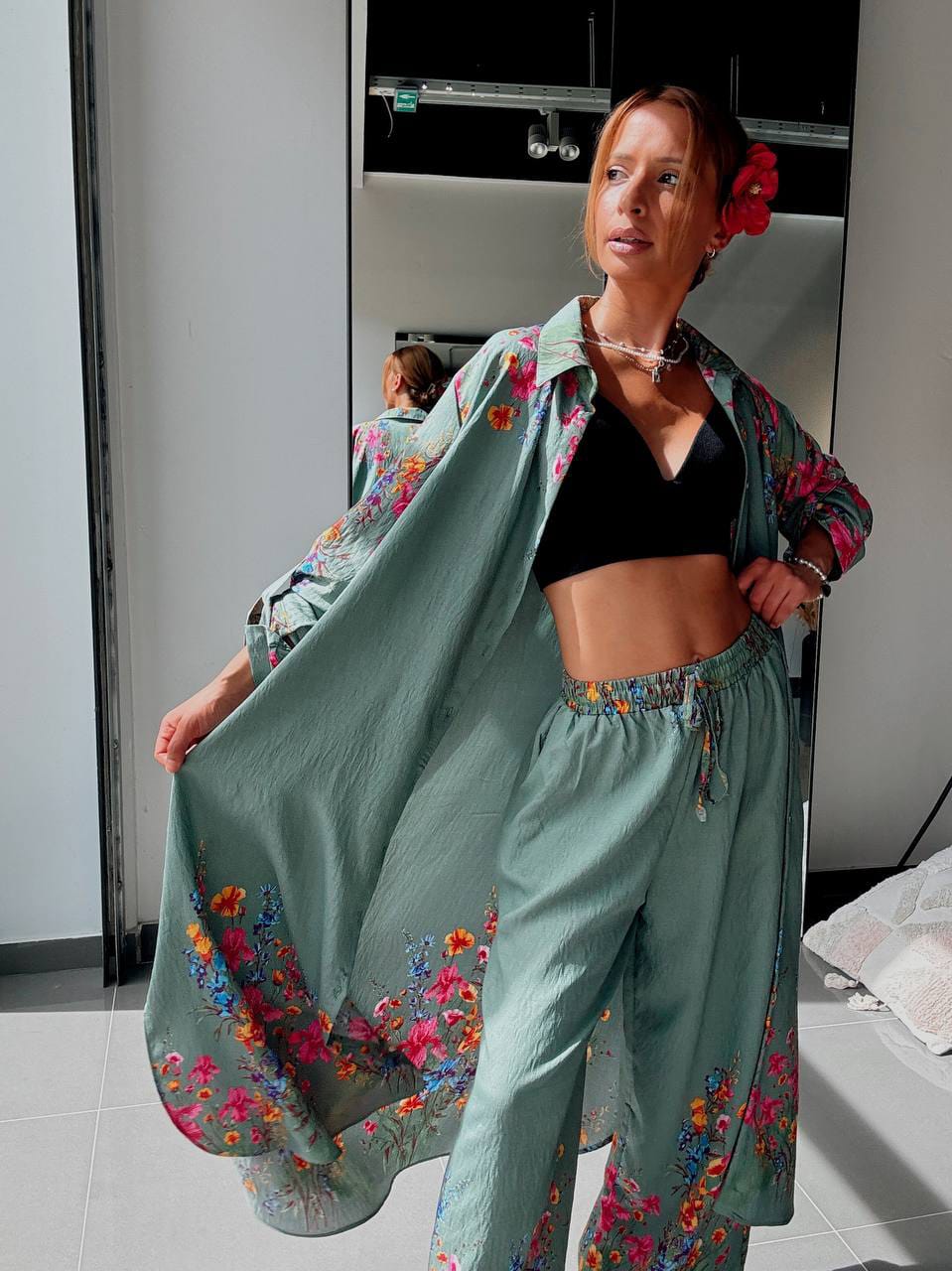 Ensemble Chemise Longue & Pantalon Fleuri Vert Sauge – Élégance Bohème