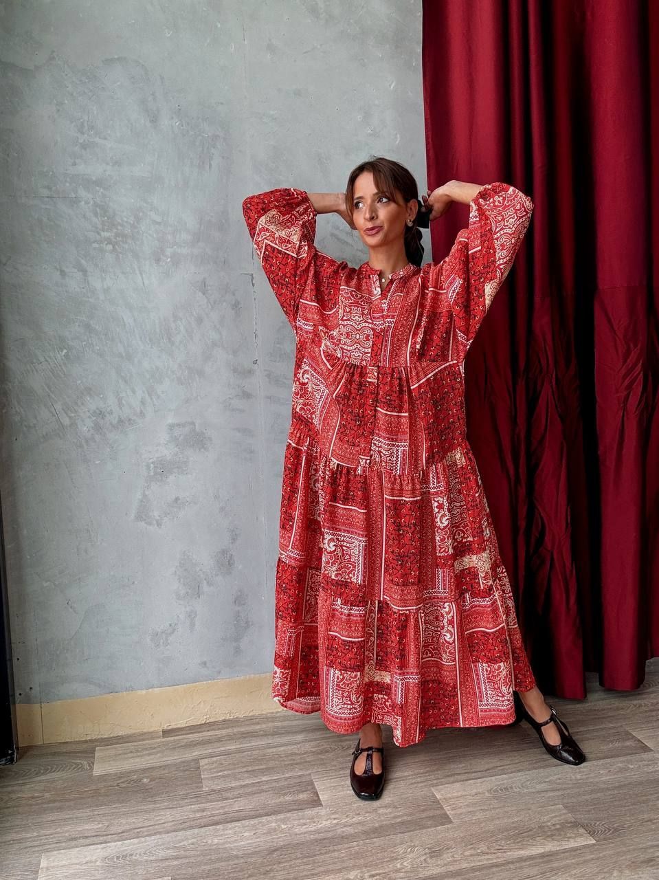 Robe longue rouge à imprimé bandana – coupe ample et manches bouffantes  - AEL001-599 - Fenomen Paris