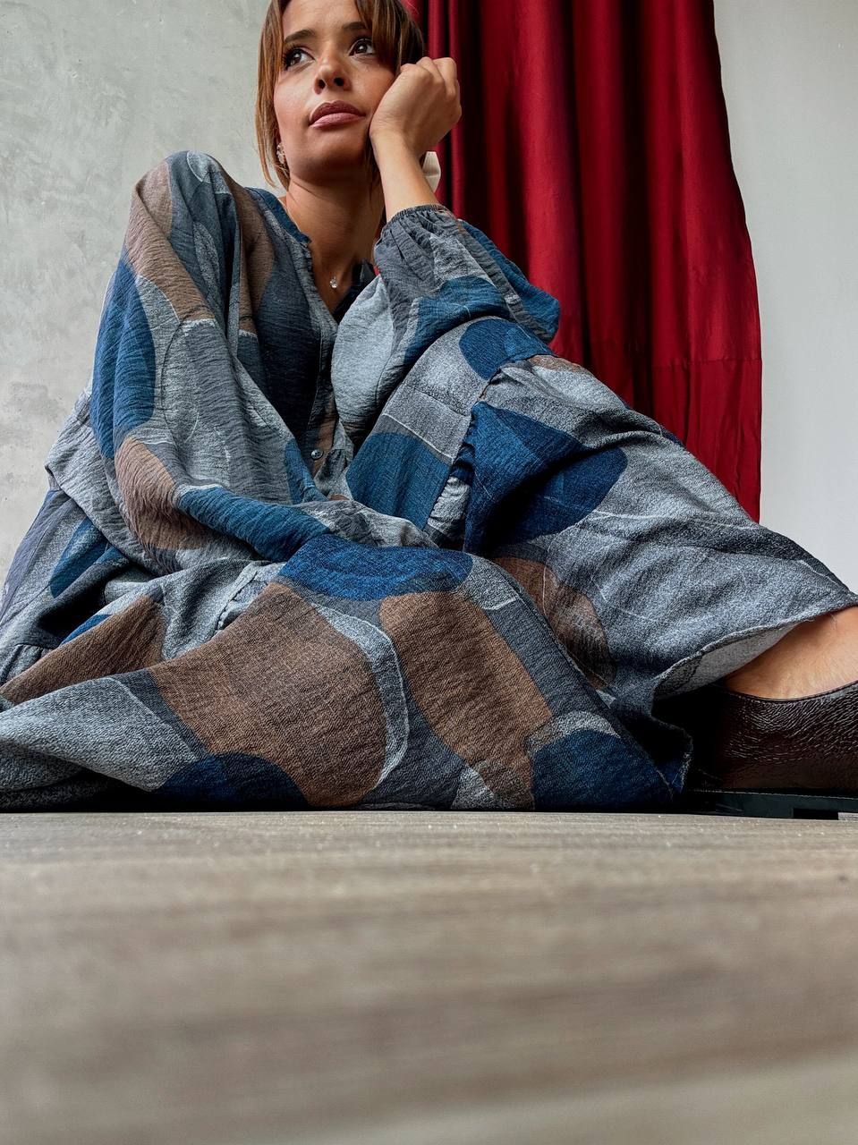 Robe longue fluide à imprimé abstrait bleu et marron - AEL001-396 - Fenomen Paris