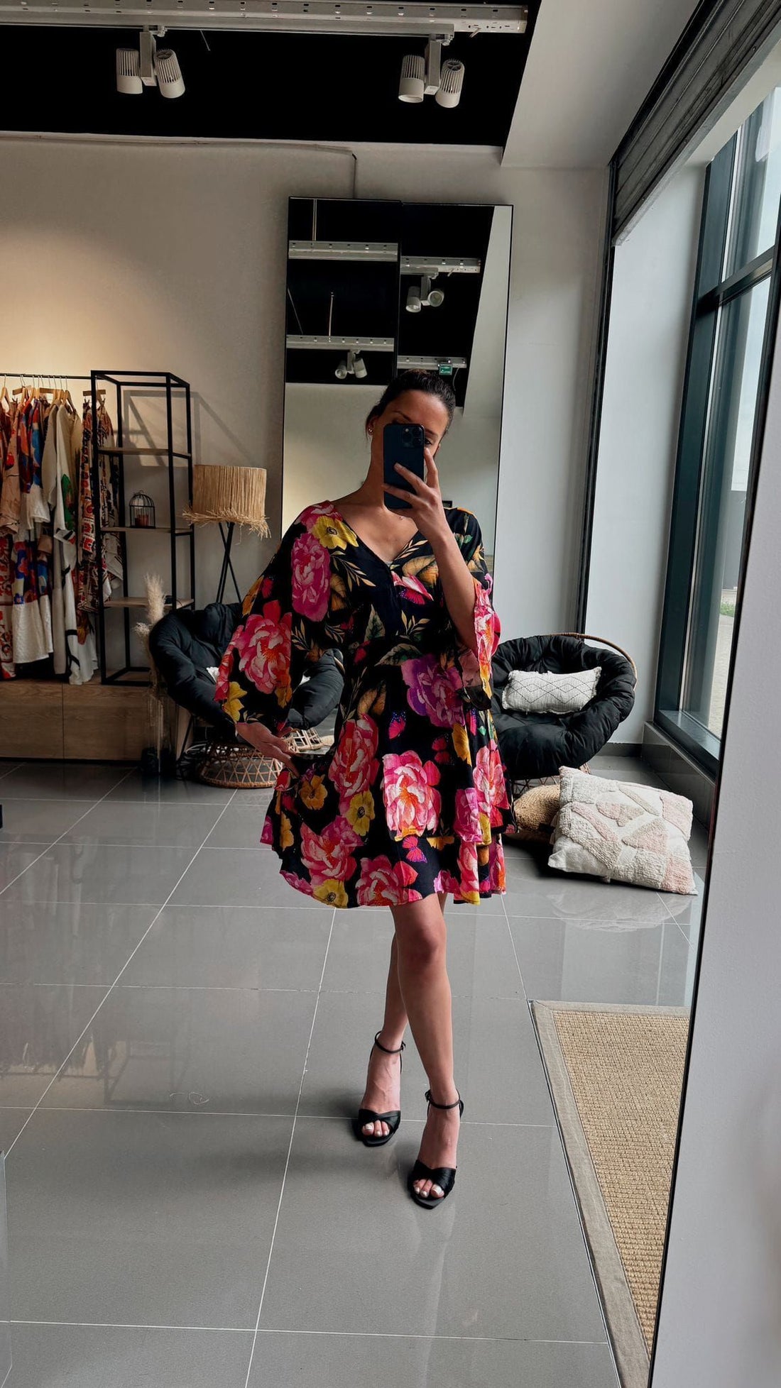 Robe courte noire à imprimé fleuri coloré - AEL061-000-F - Fenomen Paris