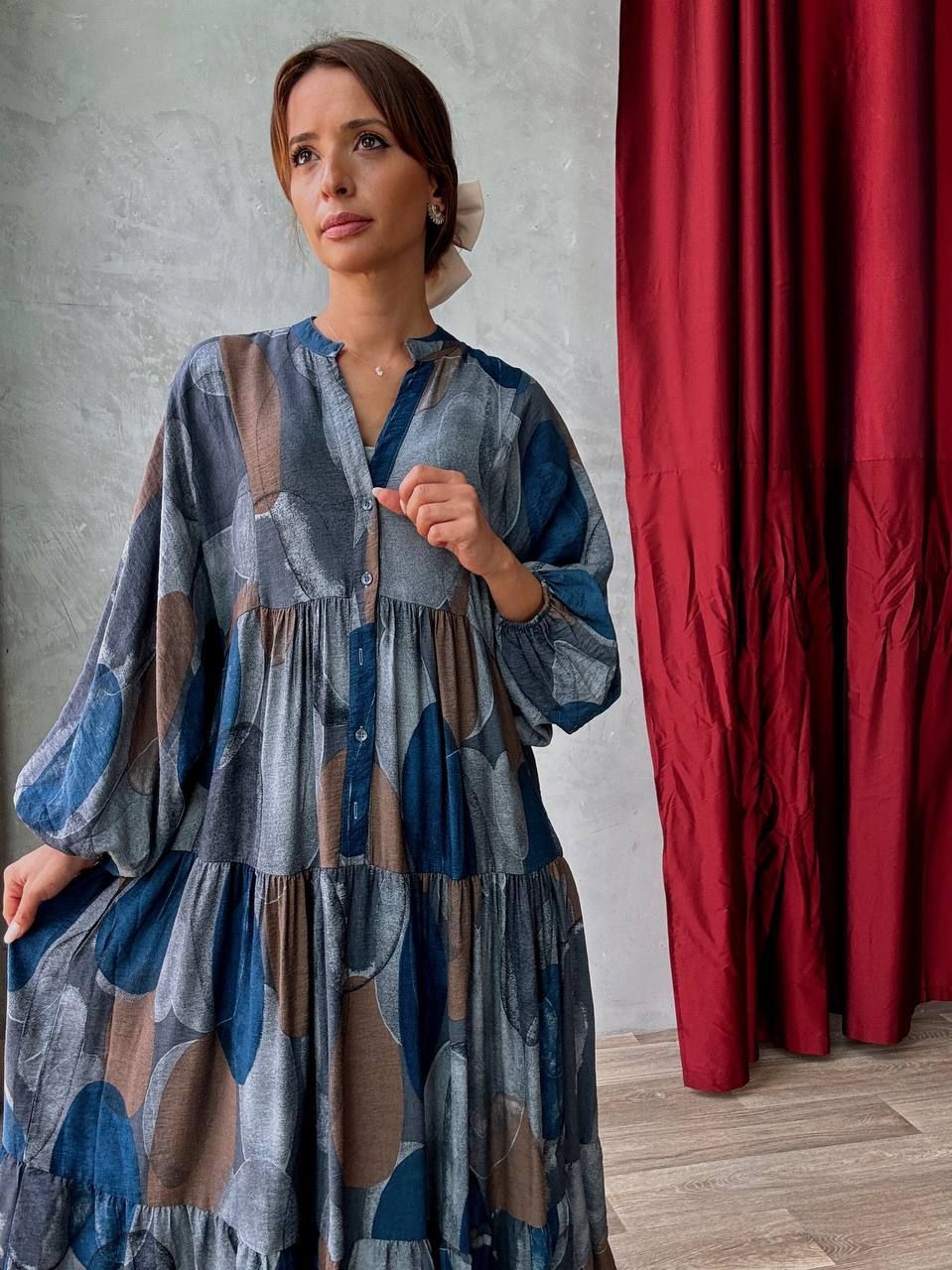 Robe longue fluide à imprimé abstrait bleu et marron - AEL001-396 - Fenomen Paris