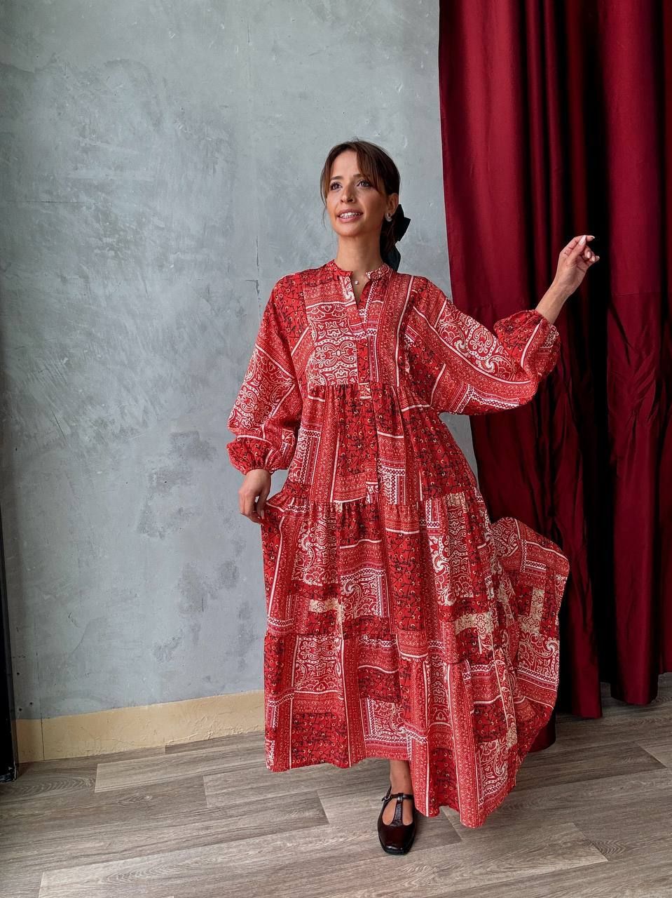 Robe longue rouge à imprimé bandana – coupe ample et manches bouffantes  - AEL001-599 - Fenomen Paris