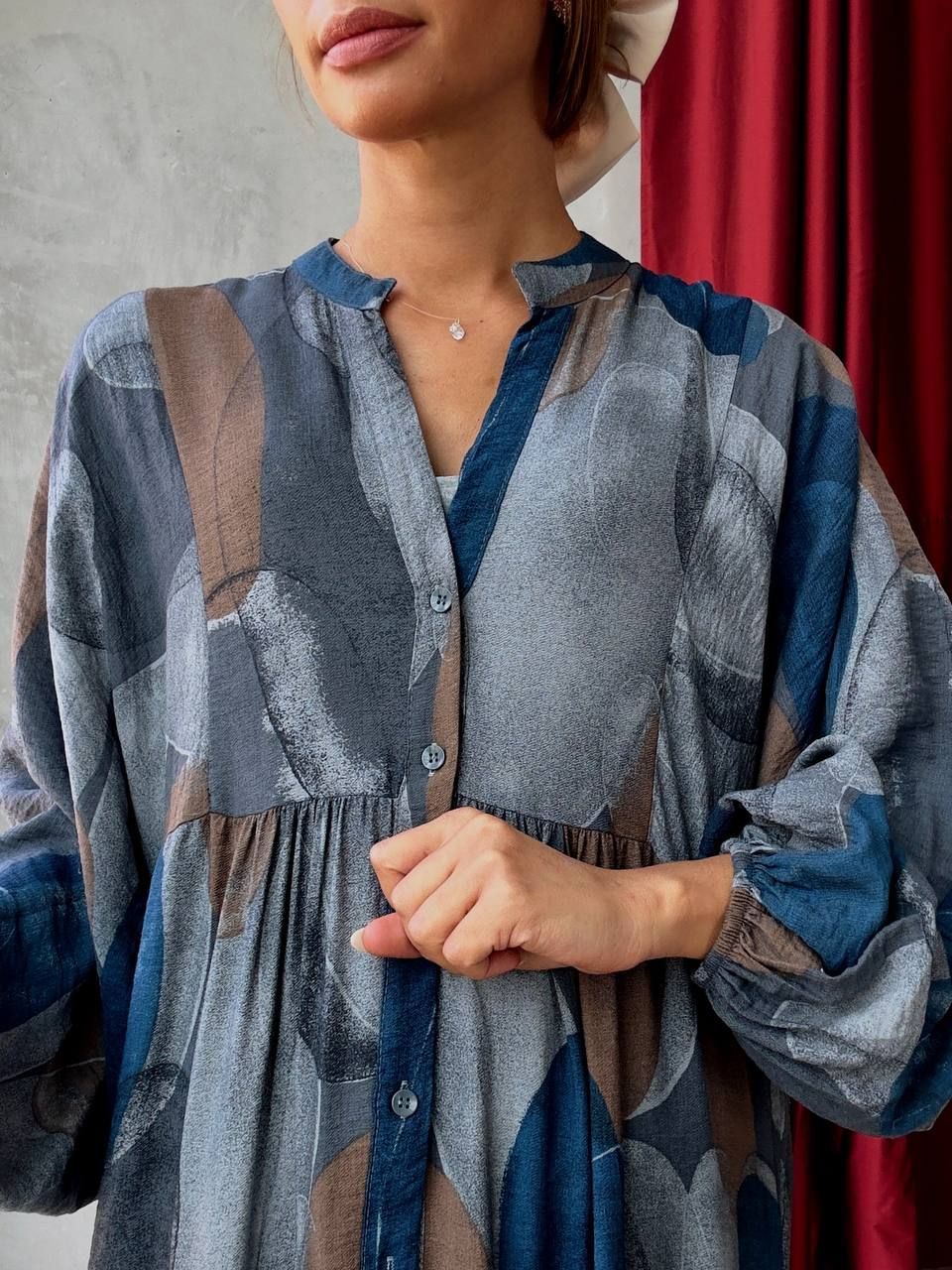 Robe longue fluide à imprimé abstrait bleu et marron - AEL001-396 - Fenomen Paris