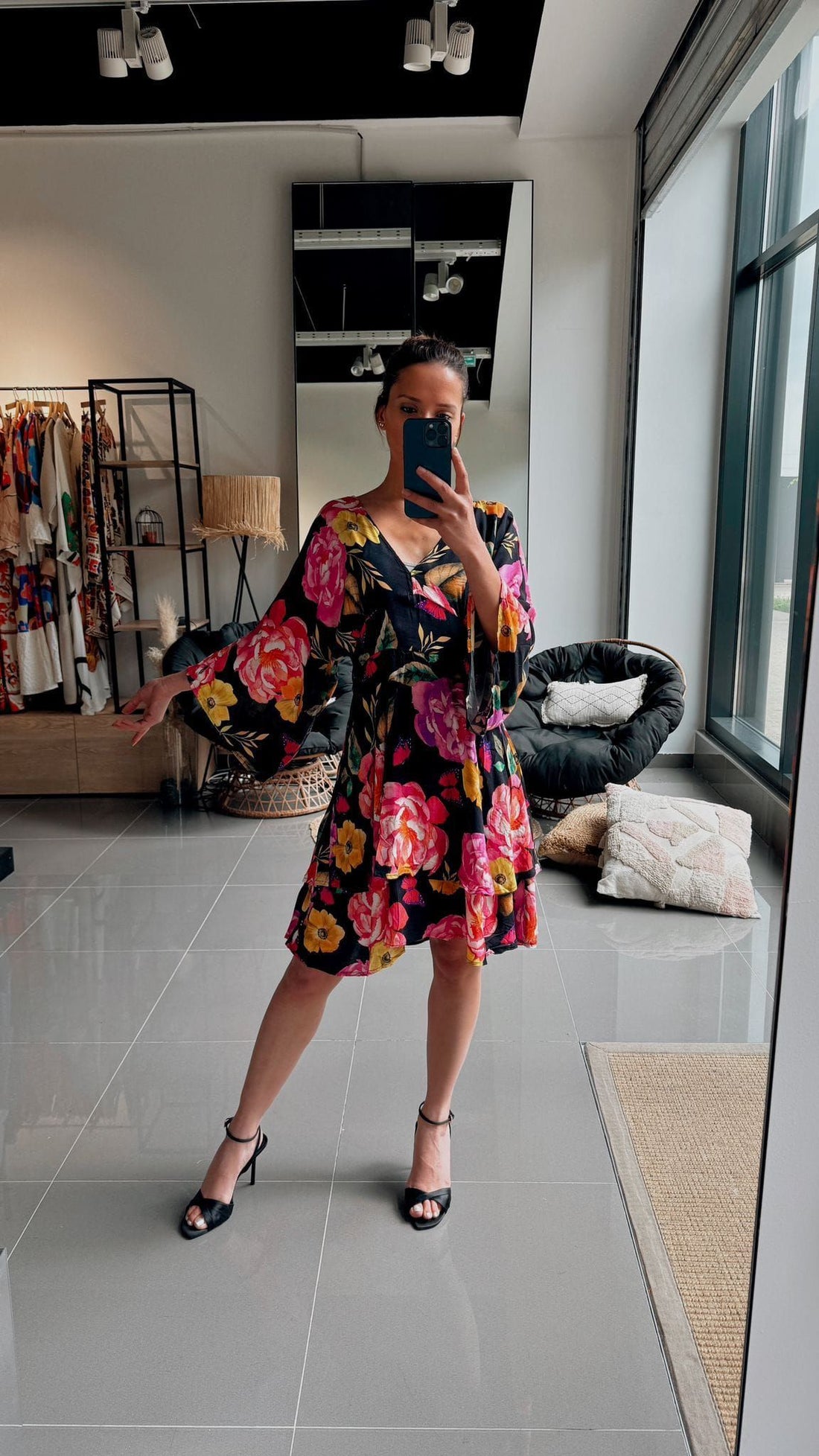 Robe courte noire à imprimé fleuri coloré - AEL061-000-F - Fenomen Paris