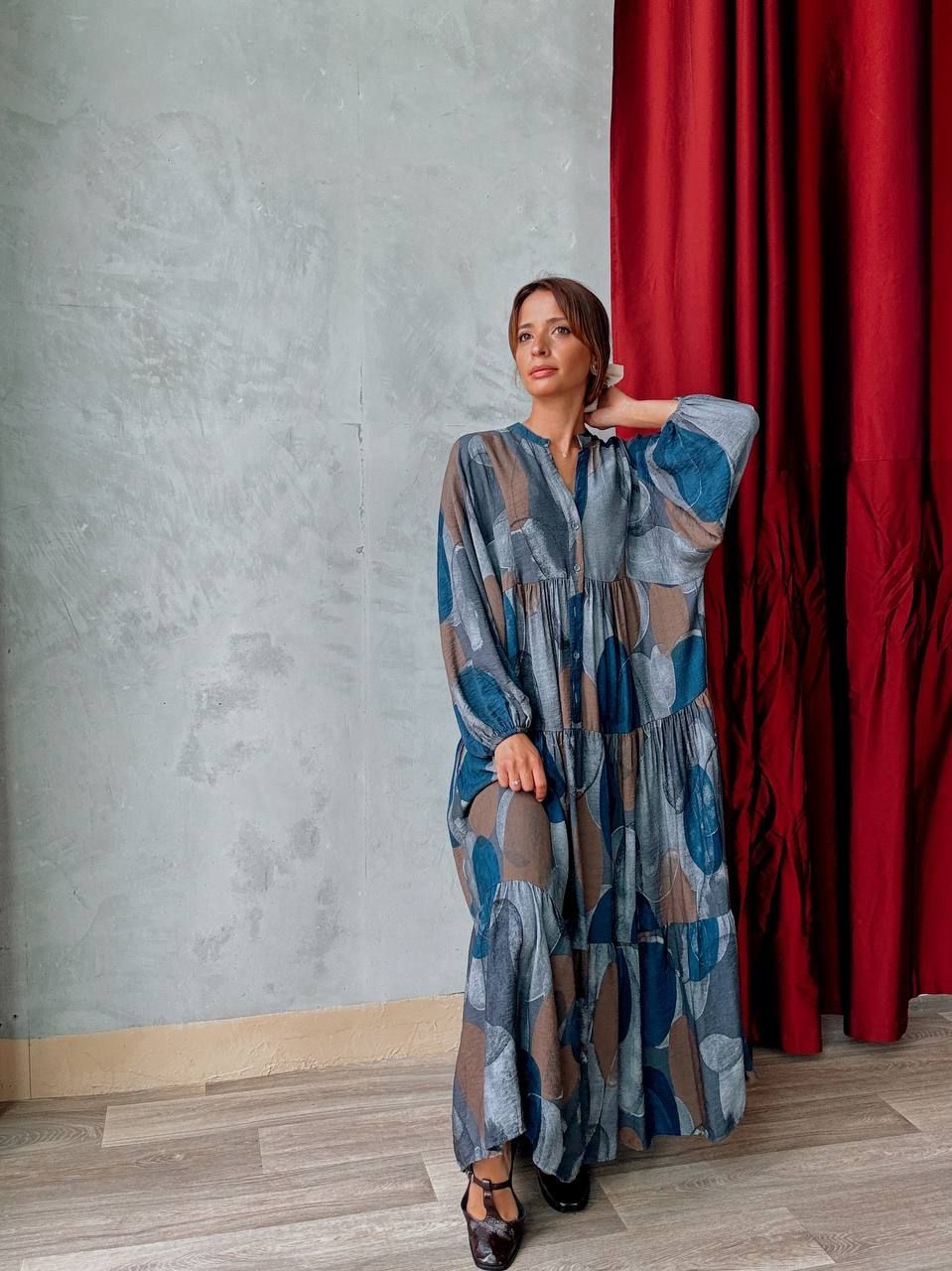 Robe longue fluide à imprimé abstrait bleu et marron - AEL001-396 - Fenomen Paris