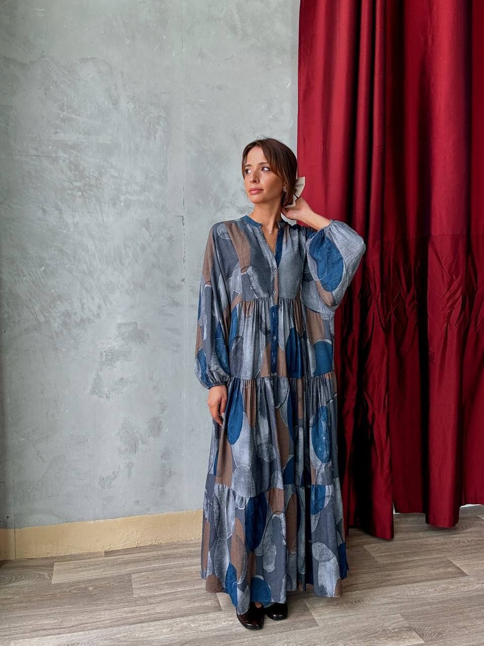 Robe longue fluide à imprimé abstrait bleu et marron - AEL001-396 - Fenomen Paris