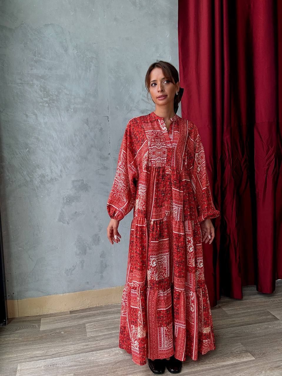 Robe longue rouge à imprimé bandana – coupe ample et manches bouffantes  - AEL001-599 - Fenomen Paris