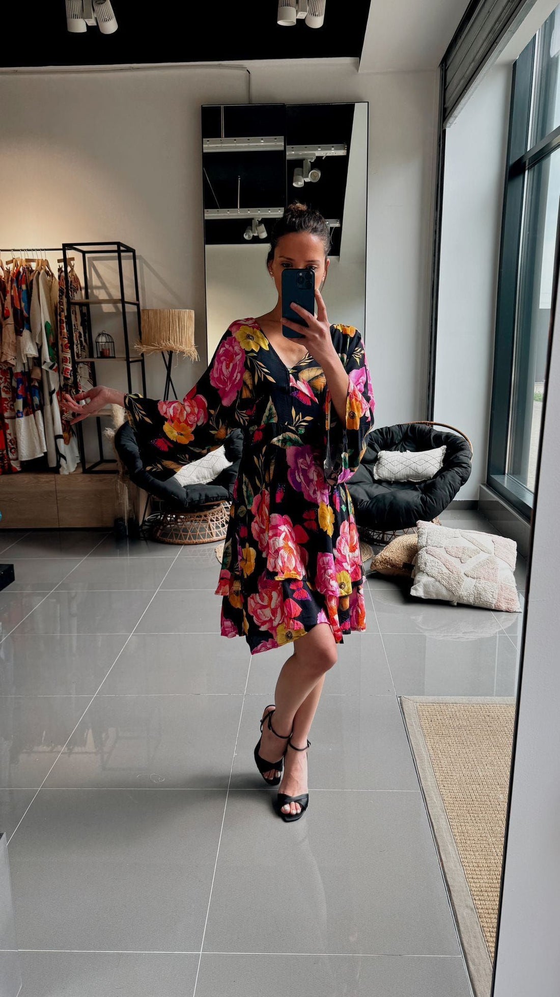 Robe courte noire à imprimé fleuri coloré - AEL061-000-F - Fenomen Paris